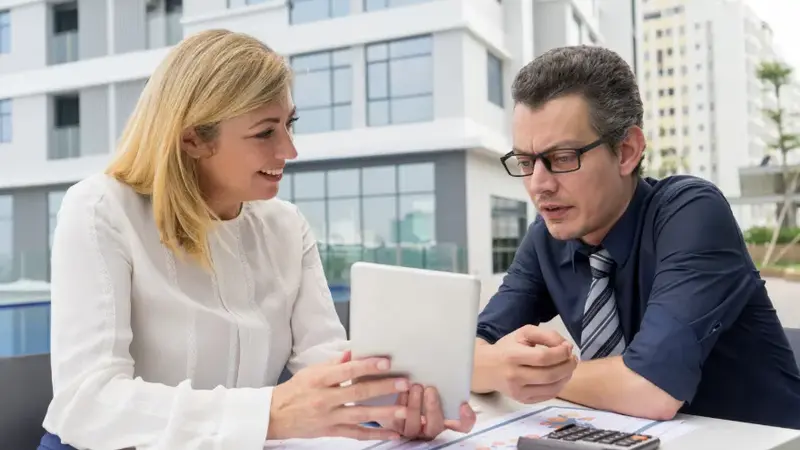 How to Choose Between Fixed and Variable Rates for Pool Loans